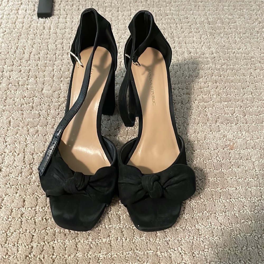 EUC Banana Republic black suede heels. Size 8.5